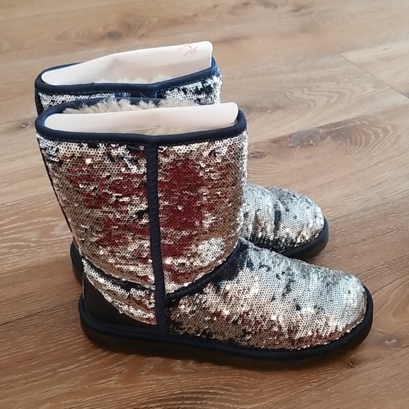 UGGs Short Sparkles in Blue - Picture 2 of 8